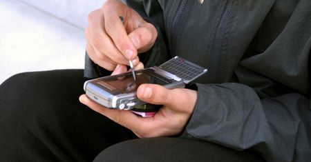 Szpiegowski sposób na zdalne czytanie SMS-ów