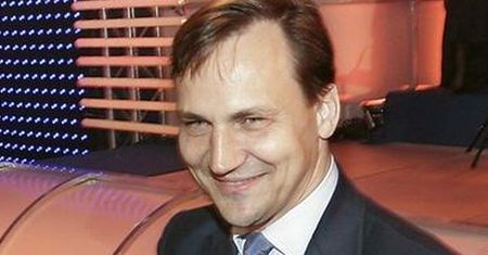 Sikorski chwali się na Twitterze: zwalniamy