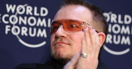 Bono zarabia na Facebooku