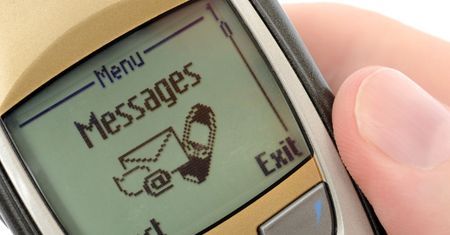 Polacy wysyłają coraz więcej SMS-ów. Dlaczego?