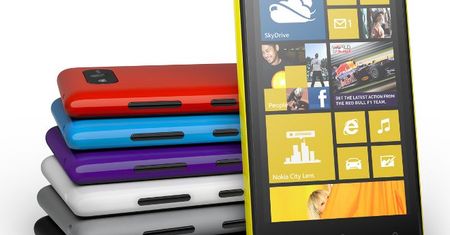 Nokia Lumia 825: Ekran HD 5,2" i 4-rdzeniowy CPU