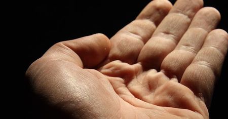 Osiedle nierobów? Jedyny pracujący stał się bohaterem