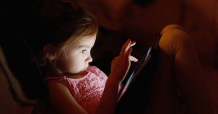 Okuliści: smartfony i tablety szkodliwe dla wzroku dzieci