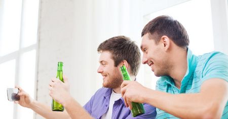 Facebook nie pozwoli ci się skompromitować. Selfie "po pijaku" tak łatwo nie przejdzie