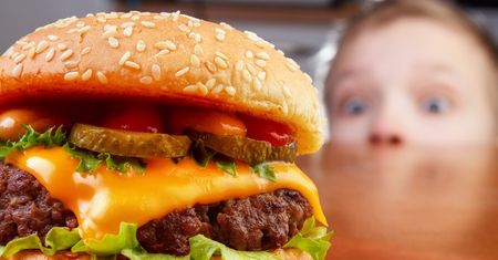 Oglądanie telewizji zwiększa zamiłowanie nastolatków do fast foodów