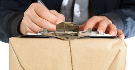 Cyberprzestępcy podszywają się pod firmy kurierskie