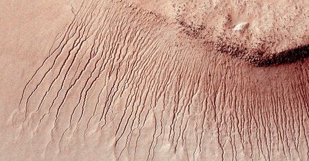 Wielkie odkrycie NASA na Marsie - na planecie wciąż płynie woda!