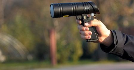 Policja zatrzyma samochód falami radiowymi