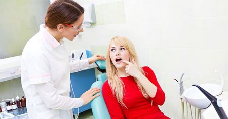 Masz implant zamiast zęba? Uważaj na bakterie
