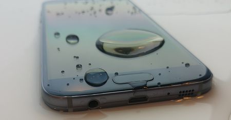 Moczymy, zalewamy, oblewamy i topimy! Test wodoodporności Samsunga Galaxy S7