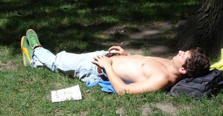 Polacy wysoko w światowym rankingu na największych leserów w pracy