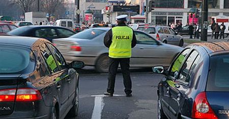 Policjanci stracili pracę. Namawiali do ankiet