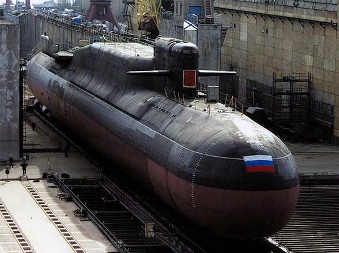 Rosyjski, atomowy okręt podwodny częściowo podtopiony, aby ugasić pożar