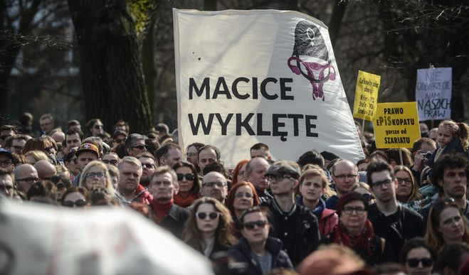 „Chce pani zabić dziecko?! A co z pani sumieniem?" Jak Polki usuwają ciąże?