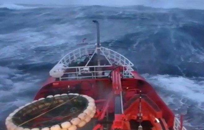 Niewielki statek walczy w falami na Morzu Północnym