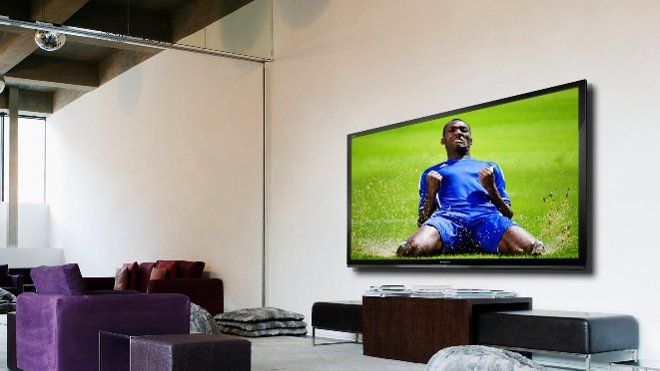 Jak się bawić, to na bogato. Za gigantyczny telewizor Sharp co prawda musimy dać aż 27 000 zł, ale w zamian dostajemy ekran Full HD w pełnym podświetleniu LED o przekątnej wynoszącej ponad dwa metry! Możemy zrobić zrzutkę wśród sąsiadów z bloku, zakupiony telewizor postawić obok trzepaka i dzięki takim wymiarom całe osiedle będzie mogło poczuć się jak na stadionie.