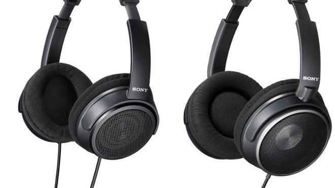 Od lewej: Sony MDR-MA100 i MDR-MA500