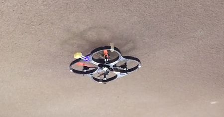 Dron, który może wylądować na ścianie lub suficie