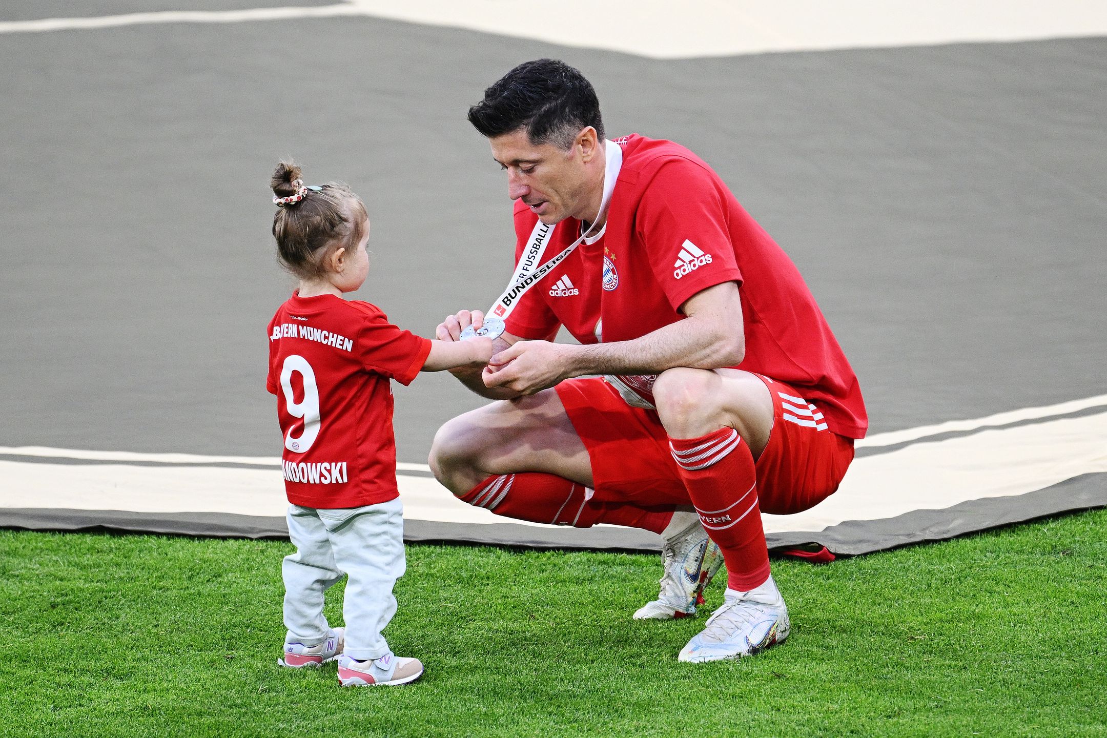 Robert Lewandowski świętuje nowy tytuł wraz z Anią i córkami. Uroczo? 