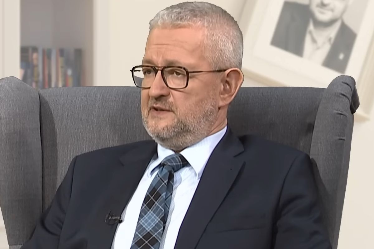 Rafał Ziemkiewicz, jeden z publicystów TV Republika, zasiada na fotelu z Ikei podczas dyskusji w "Saloniku Politycznym" 