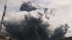 Erupcja wulkanu Aso. Potężny słup dymu unosi się nad japońską wyspą