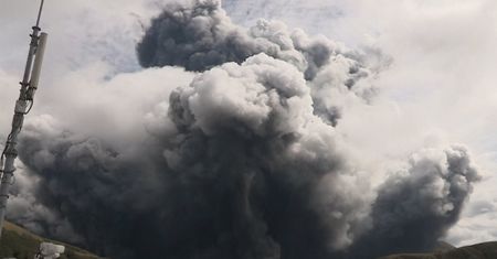 Erupcja wulkanu Aso. Potężny słup dymu unosi się nad japońską wyspą