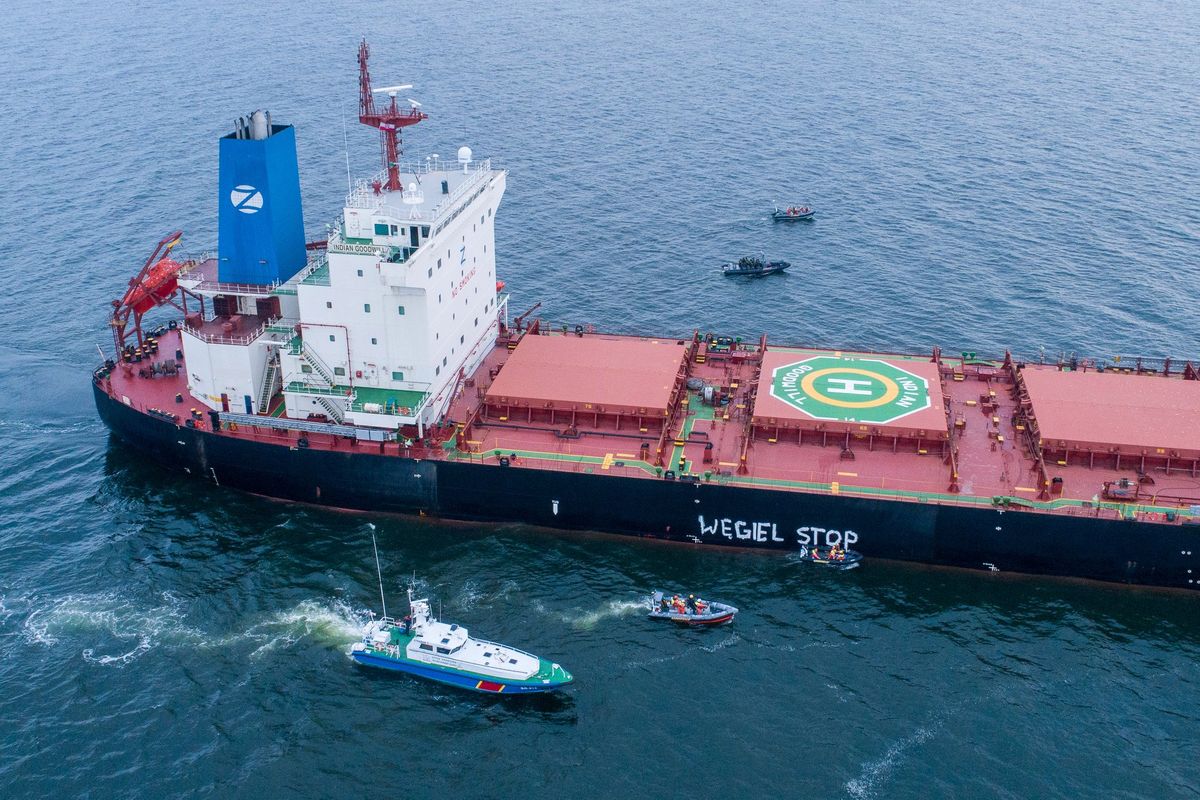 Aktywiści Greenpeace zablokowali statek z importowanym węglem w Porcie Gdańsk