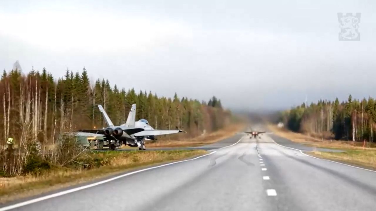 Droga jako lotnisko. Fińscy piloci F/A-18 Hornet trenują starty z DOL-a