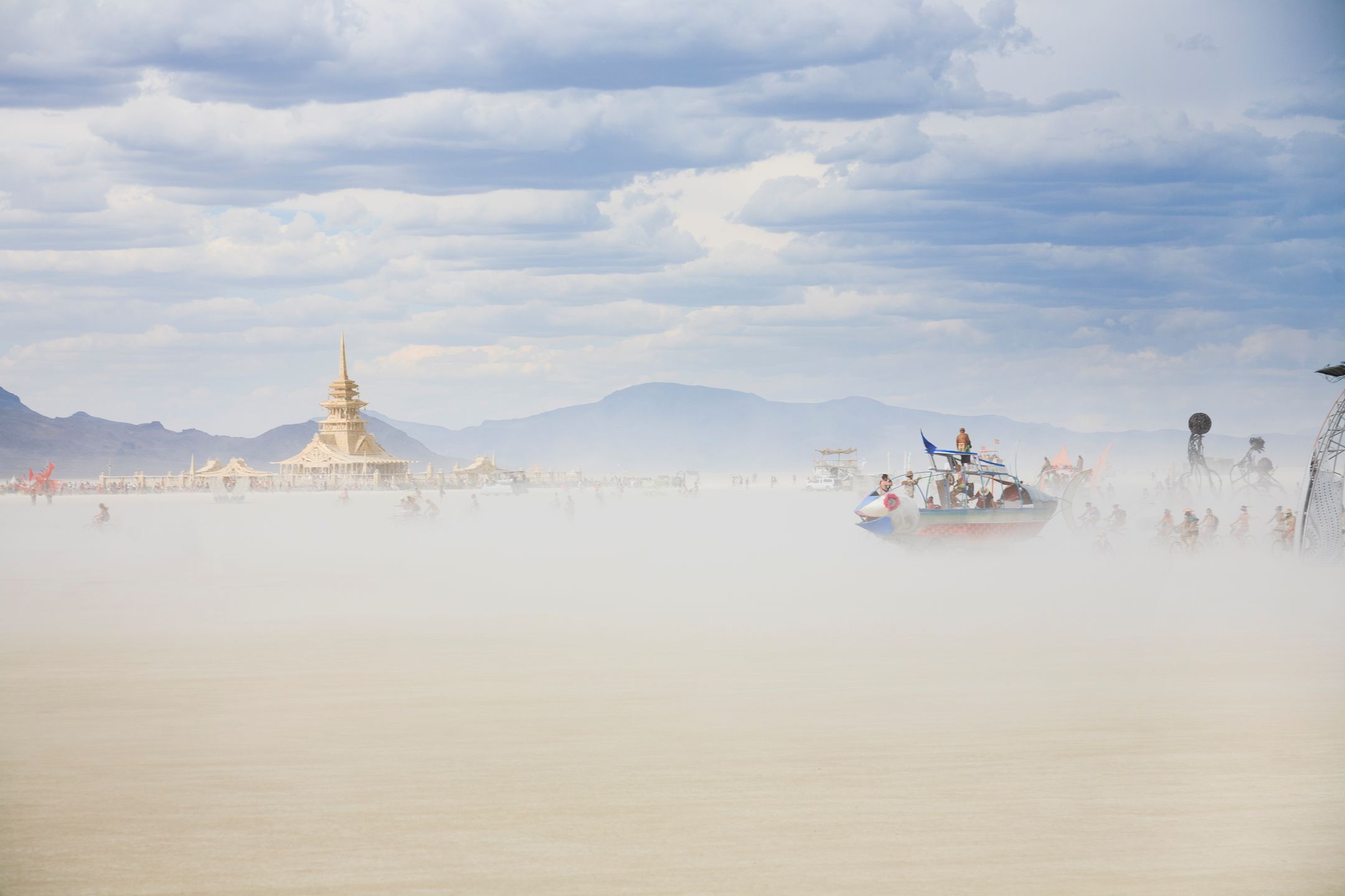 10 lat festiwalu "Burning Man" zamknięte w albumie "Dust to dawn" 5