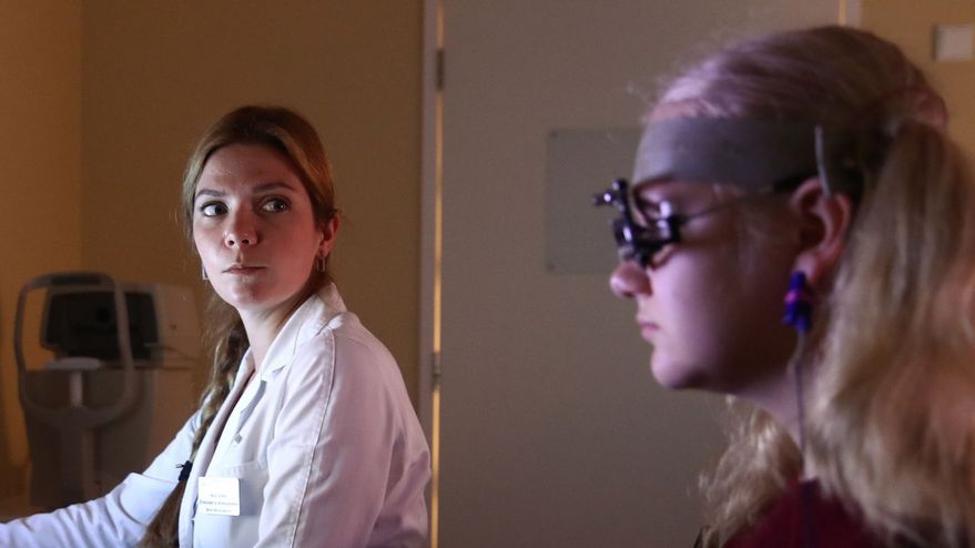 Źrenica Adiego to dolegliwość, która jest wywołana odnerwieniem mięśnia zwieracza rzęskowego wskutek zniszczenia włókien przywspółczulnych zwoju rzęskowego.