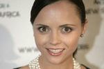 Niepijąca Christina Ricci składa pranie przed telewizorem