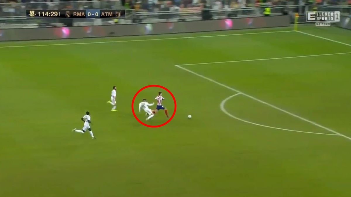 Twitter / Eleven Sports / Superpuchar Hiszpanii: Real Madryt - Atletico. Faul Federico Valverde na Alvaro Moracie