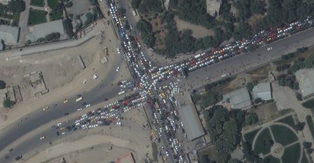 Afganistan. Próbują uciekać przed rządami talibów. Widać ich aż z kosmosu