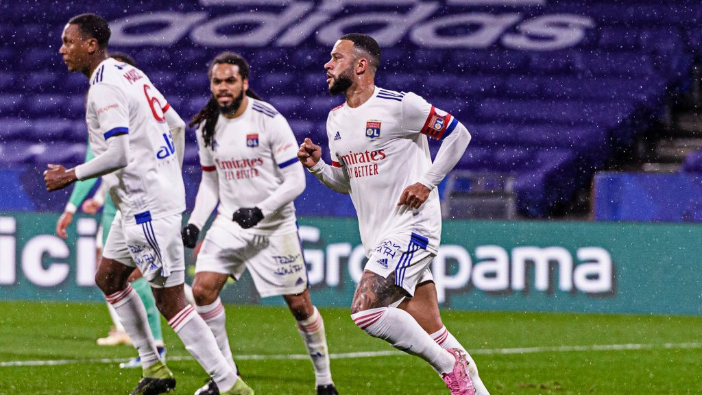 Getty Images / Marcio Machado / Na zdjęciu: Memphis Depay (z prawej) cieszy się z gola