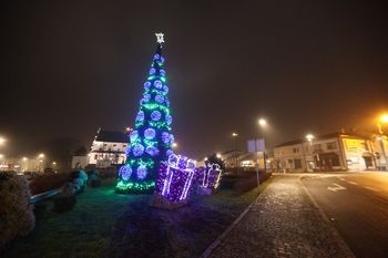Poddębice: Świąteczna choinka już stoi na placu Kościuszki