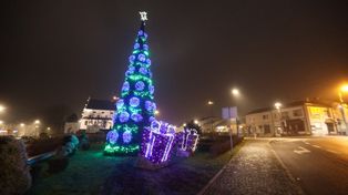 Poddębice: Świąteczna choinka już stoi na placu Kościuszki