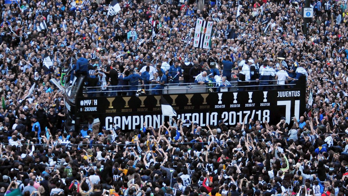 Zdjęcie okładkowe artykułu: PAP/EPA / ALESSANDRO DI MARCO / Kibice Juventusu wraz z piłkarzami świętują mistrzostwo Włoch w sezonie 2017/2018