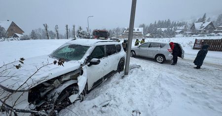 Śnieżyca paraliżuje drogi Podhala. Kolizja w Kościelisku