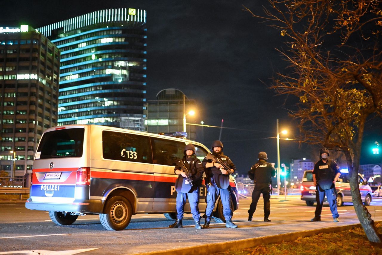 Austria. Strzały w Wiedniu. Trwa obława na terrorystów. Rośnie liczba ofia