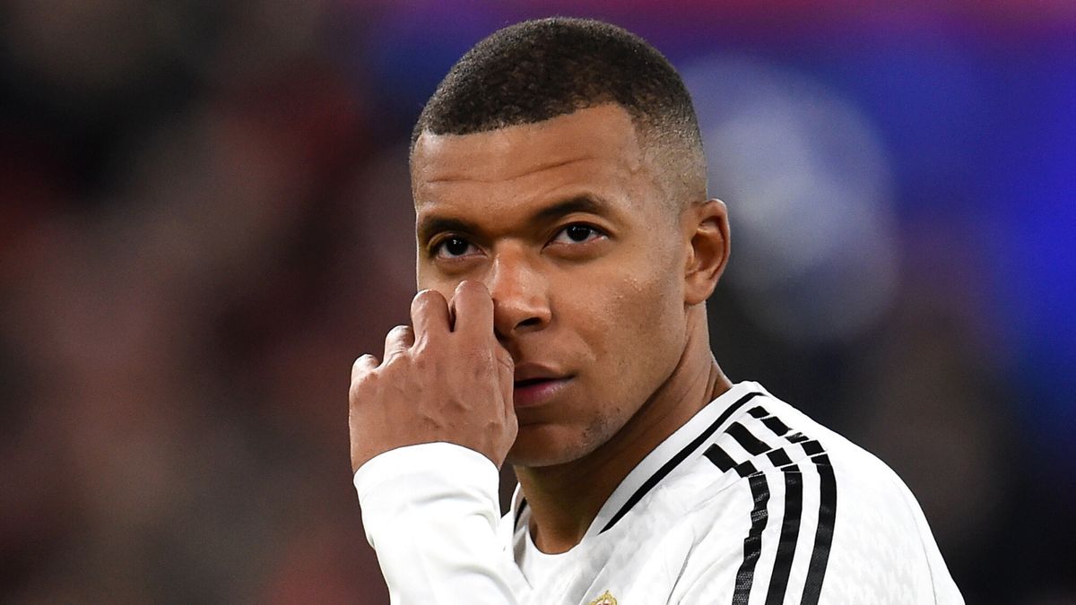 PAP/EPA / PETER POWELL / Na zdjęciu: Kylian Mbappe