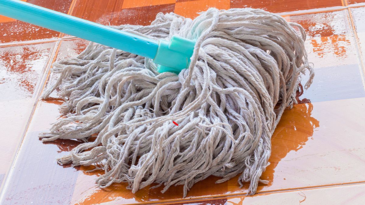 Mycie podłogi mopem