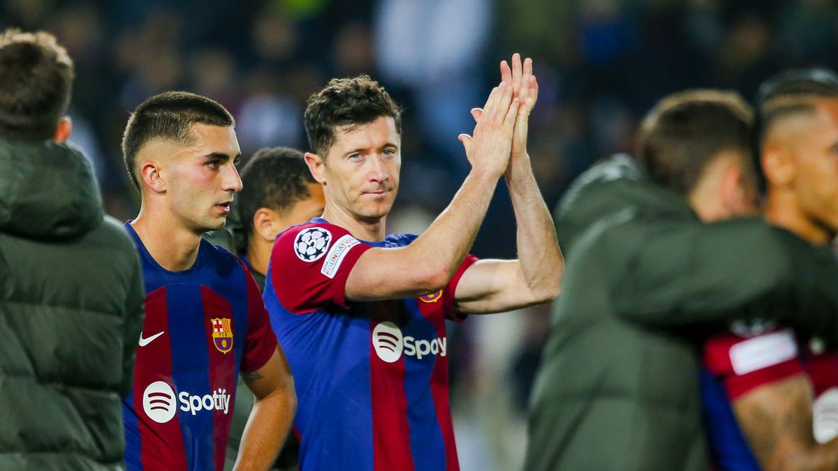 Getty Images /  Adria Puig/Anadolu via Getty Images / Robert Lewandowski i inni piłkarze Barcelony po meczu z PSG