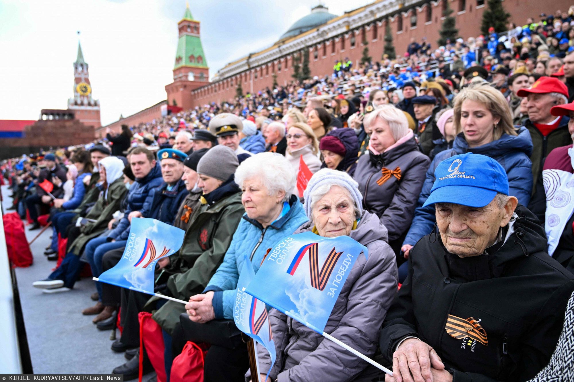 Dzie? Zwyci?stwa w MoskwieVeterans and guests watch the Victory Day military parade at Red Square in central Moscow on May 9, 2022. - Russia celebrates the 77th anniversary of the victory over Nazi Germany during World War II. (Photo by Kirill KUDRYAVTSEV / AFP)KIRILL KUDRYAVTSEV