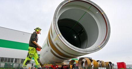 Pierwszy polski wiatrak morski uruchomiony. Największa taka turbina w Europie