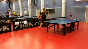 Niesamowita akcja w tenisie stołowym. Obrona 15-latka podbija sieć