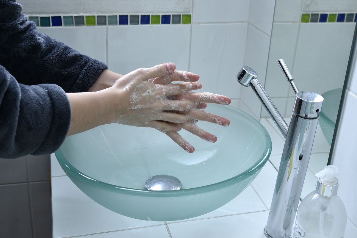 Mycie rąk uznano za najskuteczniejszy sposób walki z wirusami i bakteriami. (zdjęcie ilustracyjne)