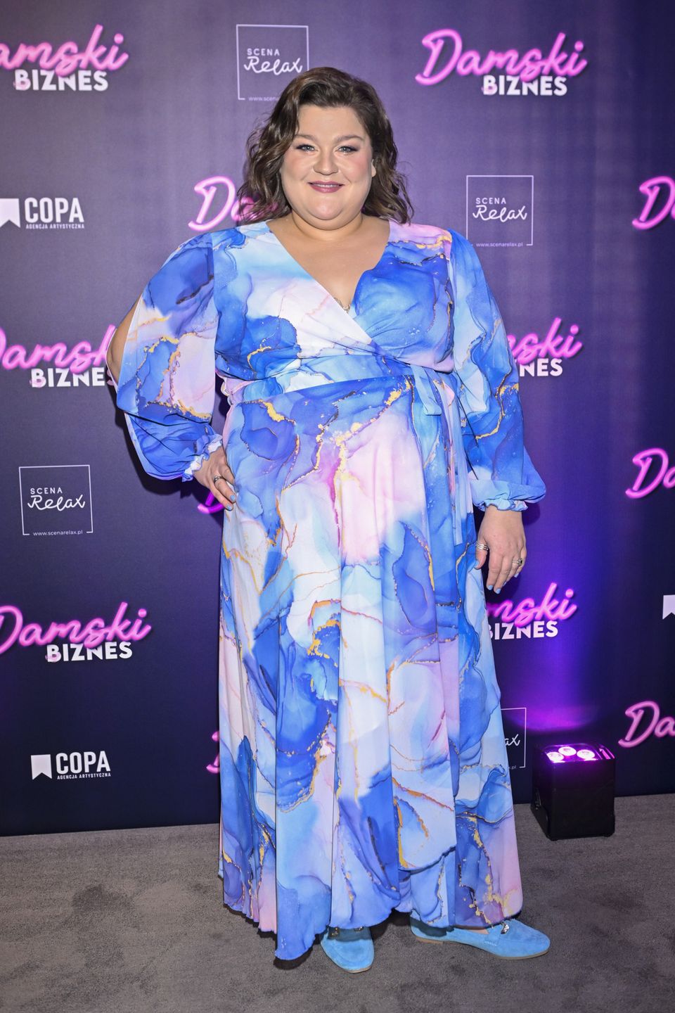 Dominika Gwit pozuje na premierze spektaklu