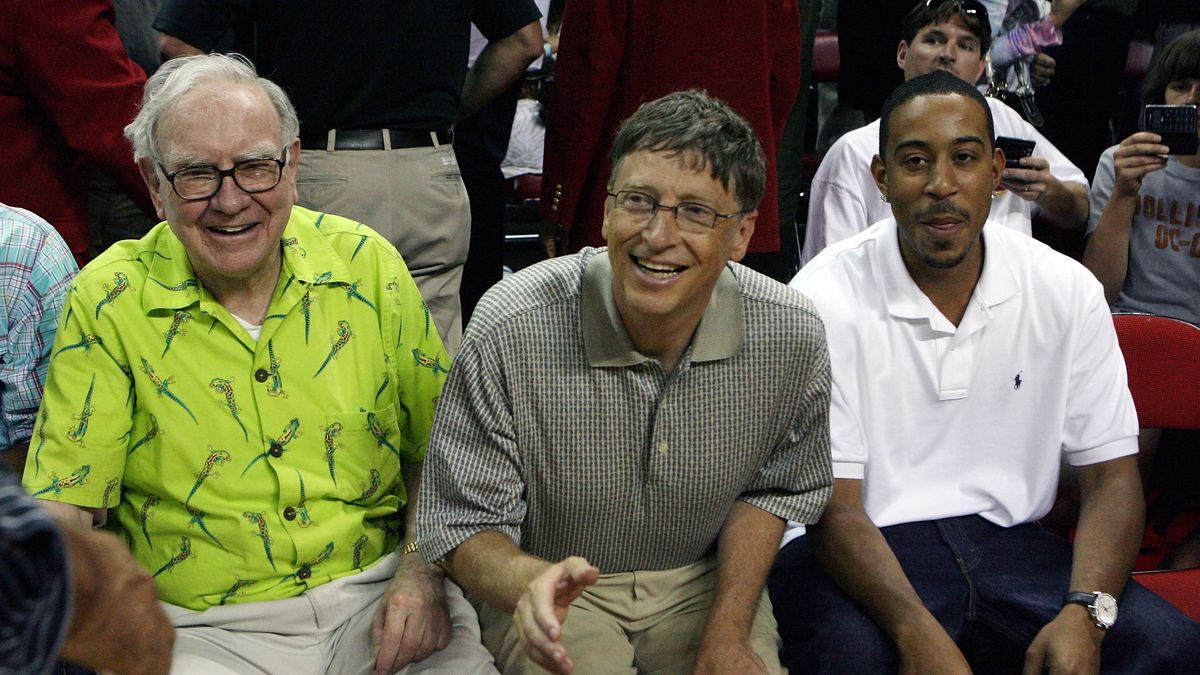 Bill Gates i Warren Buffett są przyjaciółmi od dziesięcioleci. Na zdjęciu obaj miliarderzy i raper Ludacris podczas meczu koszykówki w 2008 r.