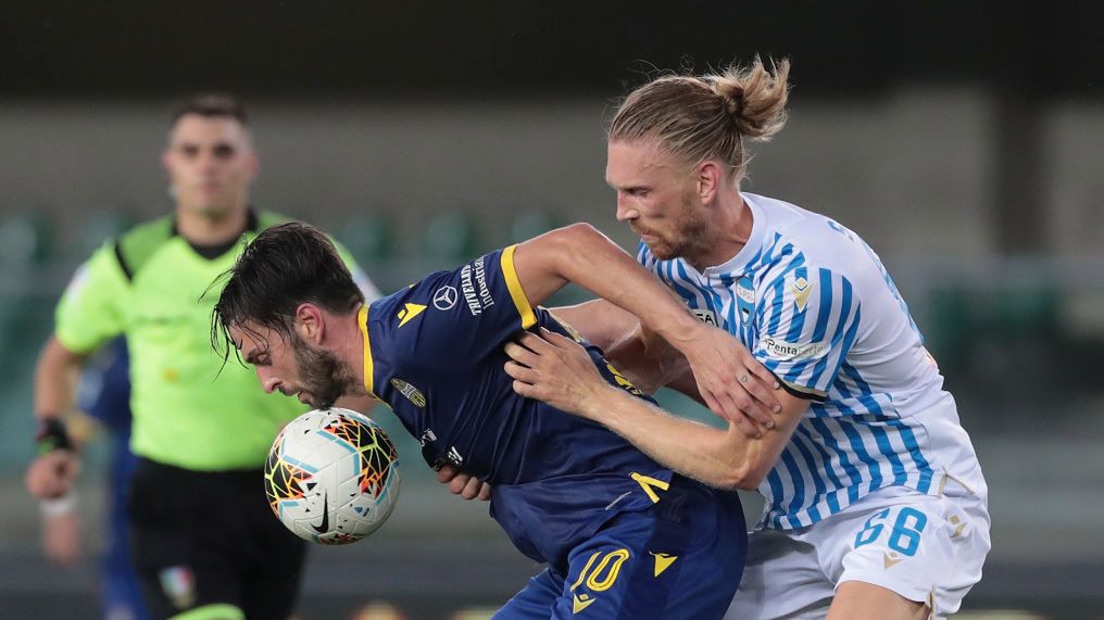 Zdjęcie okładkowe artykułu: Getty Images / Emilio Andreoli / Na zdjęciu: Bartosz Salamon (z prawej) walczy o piłkę