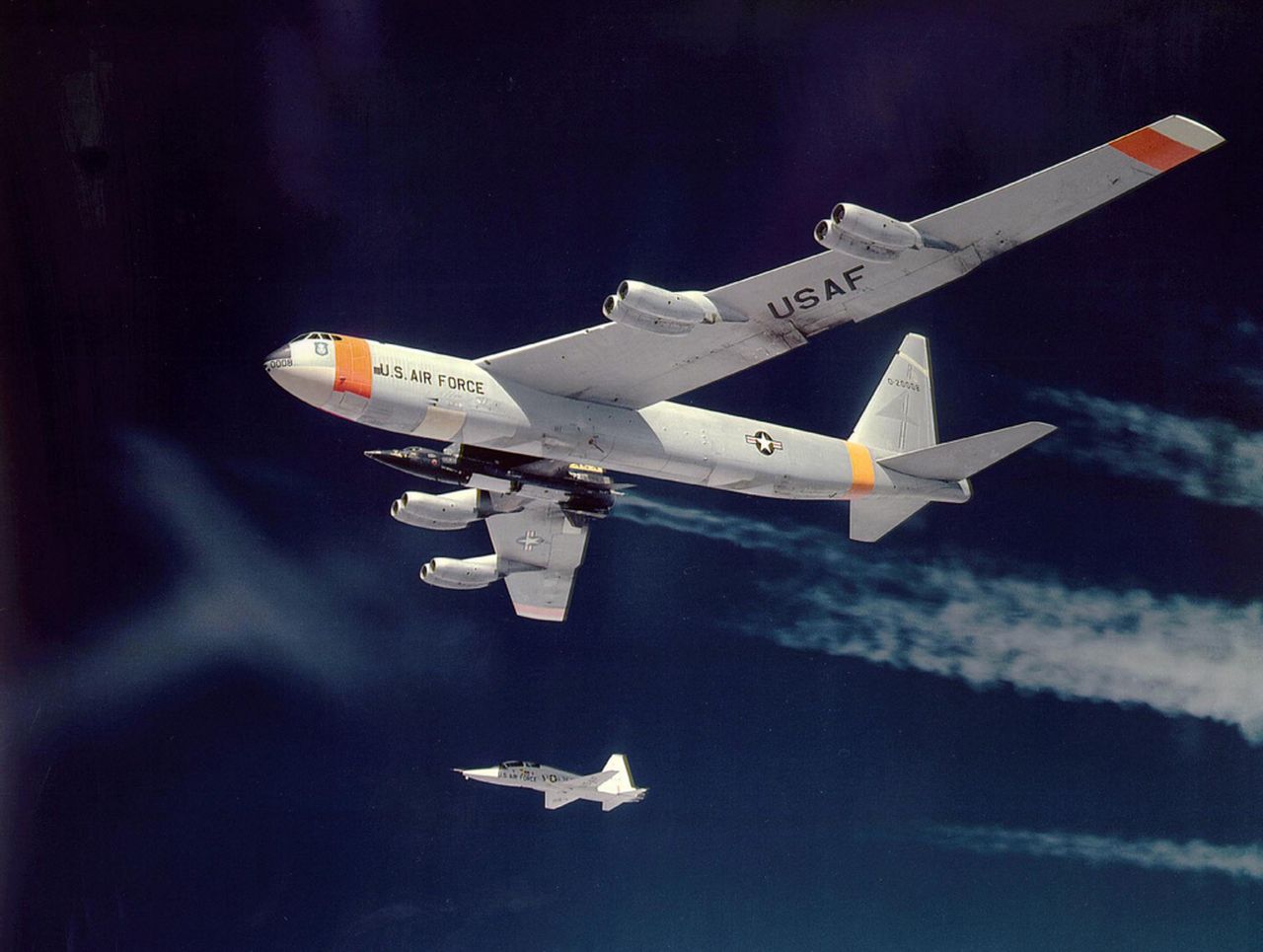 X-15 pod kadłubem B-52. Obok samolot T-38A